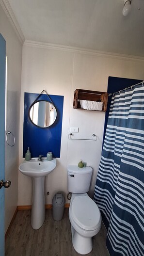 Shower, hair dryer, towels, soap - Cozy cabin for 6 people on the beachfront of La Trinchera Beach (Curepto)
