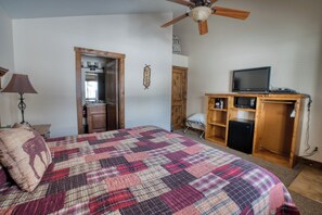1 bedroom, free WiFi, bed sheets - King Room at Ponds Lodge Cabin 32 Unit 3 (Island Park)