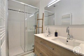 Shower, hair dryer, towels