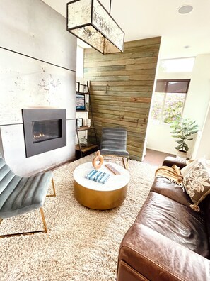 Smart TV, fireplace, books - Luxe Mod City Home +VIEWS!!+Hot Tub+Parking+AC+Parking (Seattle)