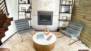 Smart-TV, Kamin, Bücher