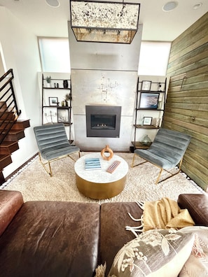 Smart-TV, Kamin, Bücher