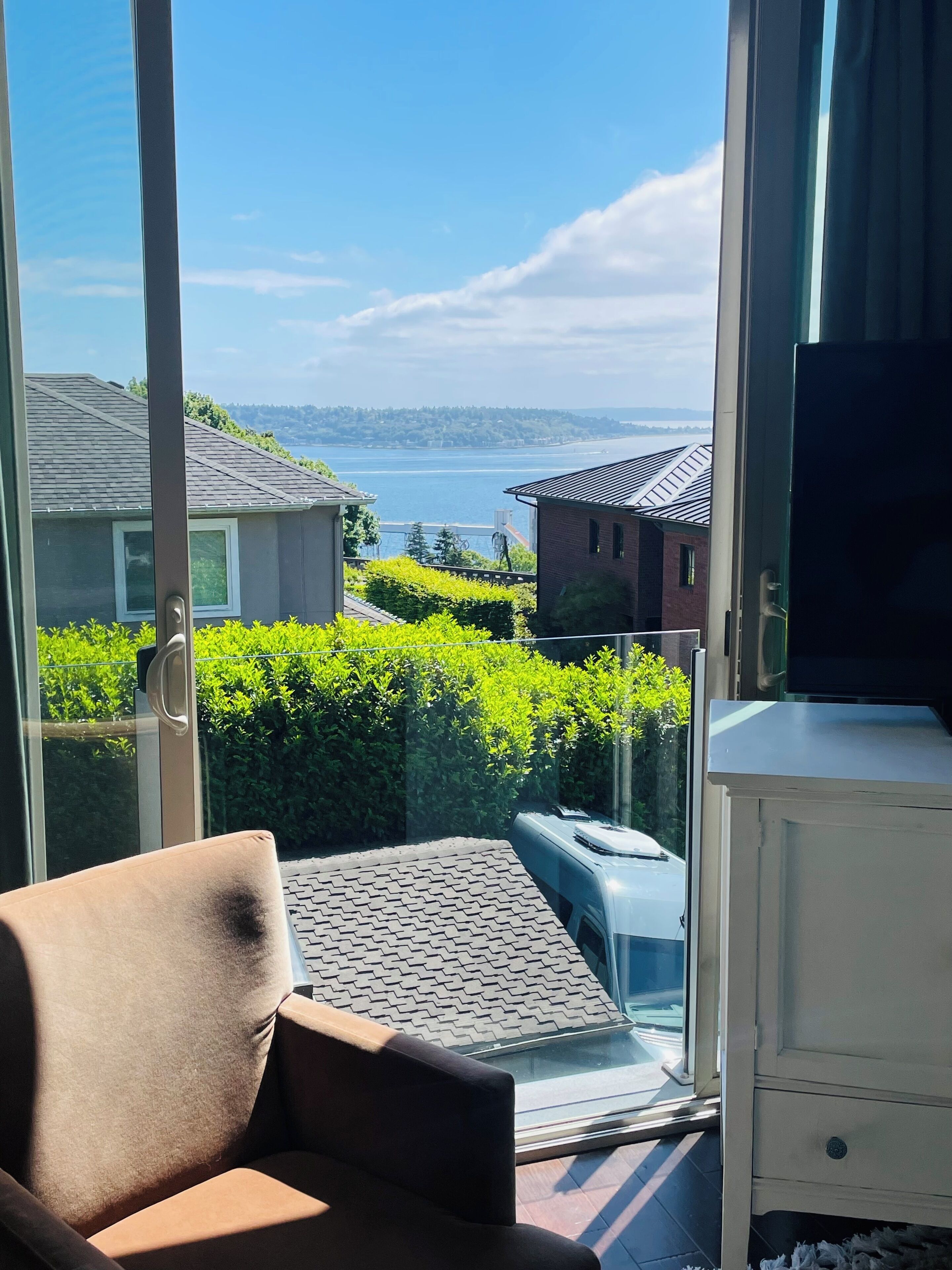 スマートテレビ、暖炉、書庫