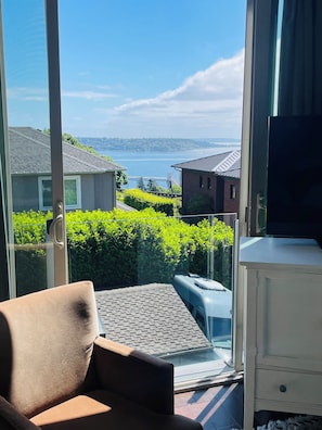 Smart-TV, Kamin, Bücher