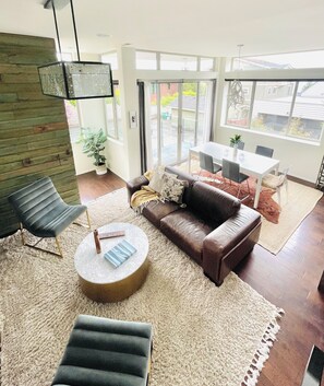 Smart TV, fireplace, books - Luxe Mod City Home +VIEWS!!+Hot Tub+Parking+AC+Parking (Seattle)