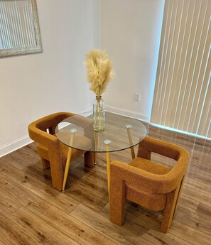 Dining - Charming 2-bedroom townhome with AC and WiFi 10 MINUTES FROM DOWNTOWN (Charlotte)