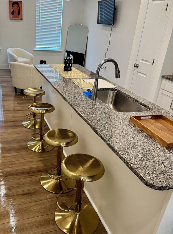 Interior - Charming 2-bedroom townhome with AC and WiFi 10 MINUTES FROM DOWNTOWN (Charlotte)