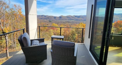 Modern 5 bedroom retreat w/ mountain views. Sauna + Wood fired pizza oven!