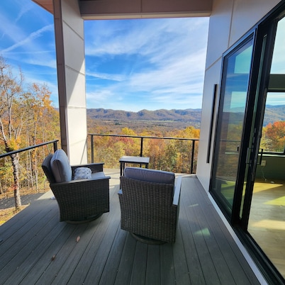 Modern 5 bedroom retreat w/ mountain views. Sauna + Wood fired pizza oven!