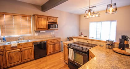 Updated 3-bedroom 2.5-Bathroom townhome with AC and WiFi in Evansville