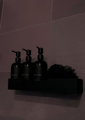 تجهيزات دش، مجففات شعر، مراحيض شطف، مناشف