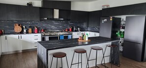 Frigorífico, microondas, horno y placa de cocina