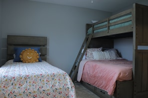 3 habitaciones, tabla de planchar con plancha, cuna de viaje y wifi