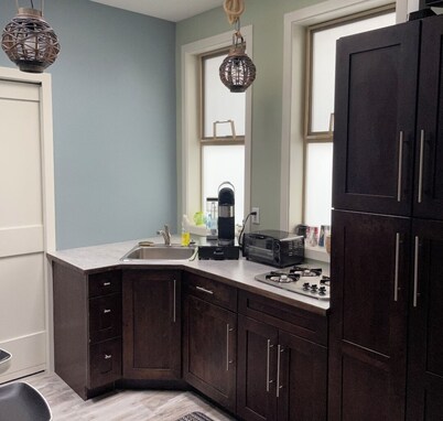 Bright and Cozy cabin. Gold River. Perfect for single person or couple.
