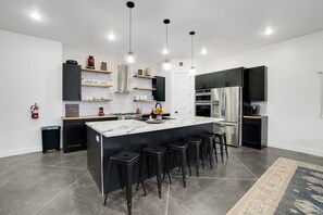 雪櫃、微波爐、焗爐、爐具