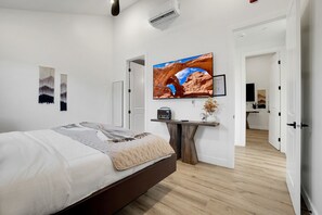 10 dormitoris, planxa i posts de planxar i un bressol de viatge