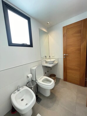 Bidet, Handtücher, Seife, Toilettenpapier