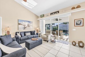 TV connectée, lecteur de DVD, livres