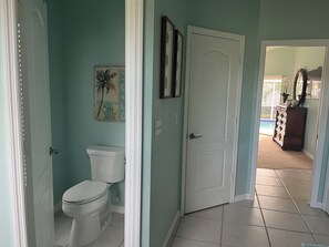 Asciugacapelli, asciugamani, sapone, carta igienica