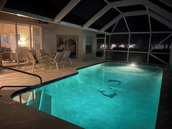 Una piscina al aire libre, una piscina climatizada