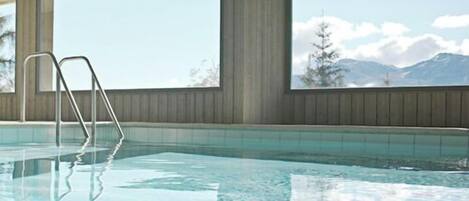 من حمّامات السباحة المغطاة، حمّام سباحة مُدفَّأ