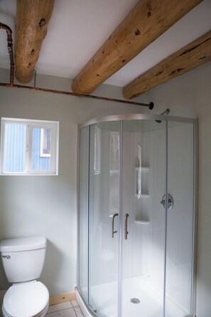 Douche, serviettes fournies, savon, papier toilette