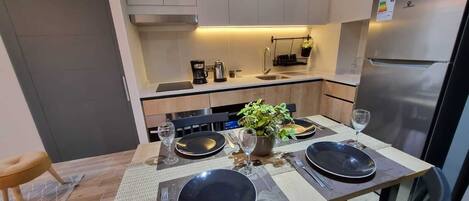 雪櫃、微波爐、焗爐、爐具