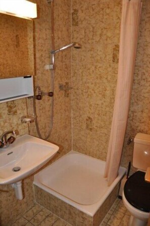 A bathroom with a bathtub, a sink, and a toilet. - Nice flat for rent in les Collons (Thyon-Les Collons)