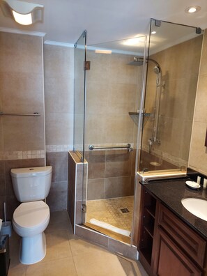 Dusche, Whirlpool, Haartrockner, Handtücher