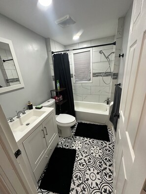 Hair dryer, towels, soap, shampoo - Elegant 3 Bedroom condo 5 min away from EWR & NJ Transit + 30 min from NYC (Elizabeth)