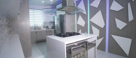 Réfrigérateur, micro-ondes, four, plaque de cuisson