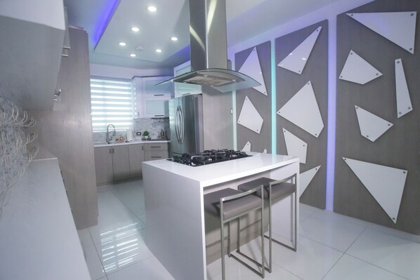 Geladeira, micro-ondas, fogão, cooktop