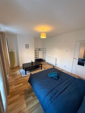 3 chambres, fer et planche à repasser, Wi-Fi, draps fournis