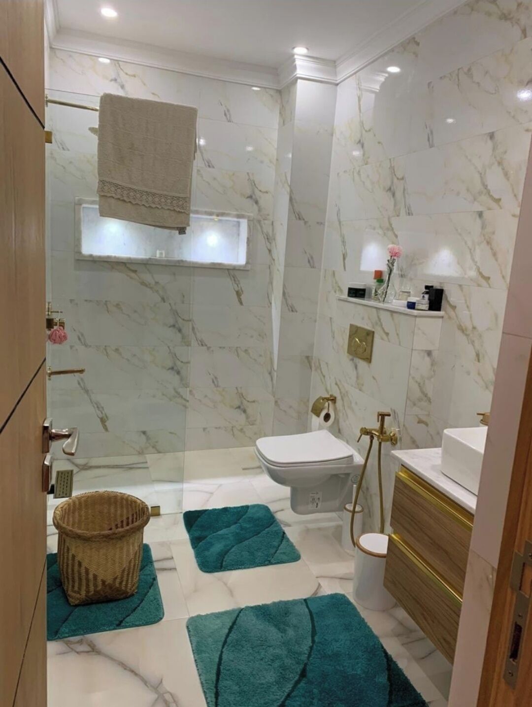 Dusj, hårføner, håndklær og såpe