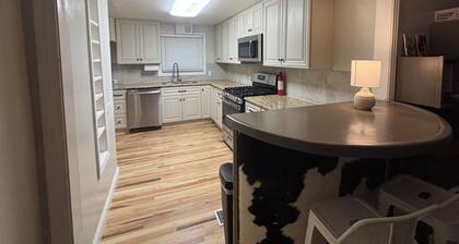 7th Street Hangout Loft Loft. Close to all the local spots. Walking Distance