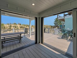 Outdoor dining - Luxurious 5-Bedroom Oceanfront Home in Fenwick (Fenwick Island)