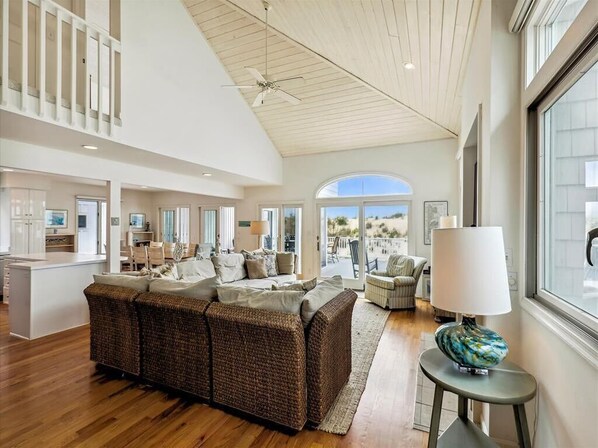 TV - Luxurious 5-Bedroom Oceanfront Home in Fenwick (Fenwick Island)