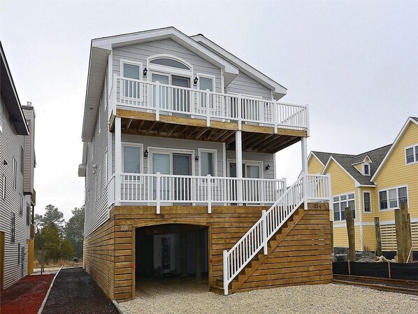 Exterior - Proximity to the Beach | Spacious 6BR | Deck (Bethany Beach)