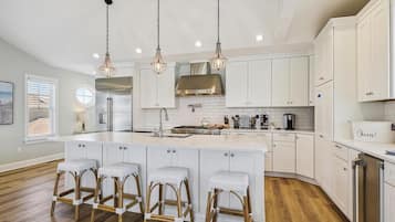 雪櫃、微波爐、焗爐、爐具