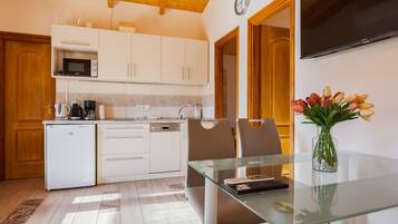 Jääkaappi, mikroaaltouuni, astianpesukone