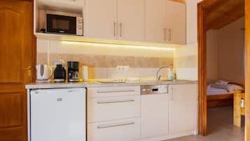 Fridge, microwave, dishwasher, cookware/dishes/utensils