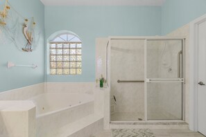 Douche, baignoire à remous, séchoir à cheveux, serviettes fournies