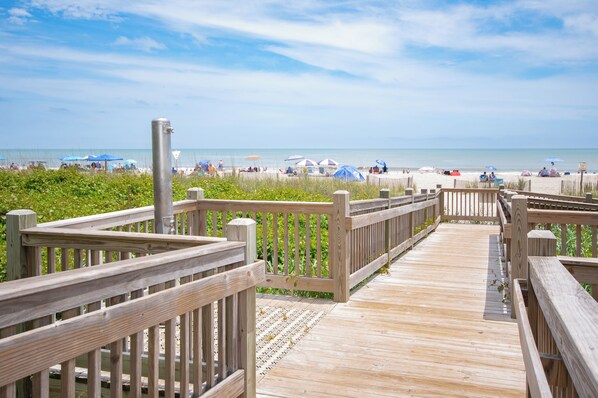 On the beach - Corner Unit on the 16th Floor-Sweeping View, Ocean Front Balcony, New Paint (Myrtle Beach)