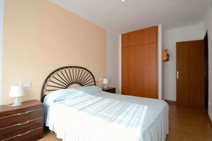 2 chambres, fer et planche à repasser