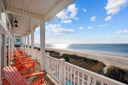 Hailo: Spacious 7-Bedroom Oceanfront Retreat in Oak Island, NC, perfect for up to 18 guests.
