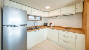 Basic Room, 2 Bedrooms (Romantic Gold (Ocean View/three-bed)) | 1 bedroom, free WiFi - Yeosu Grace Family Pension (Yeosu)