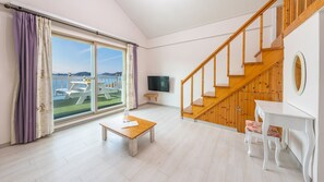 Basic Room, 1 Bedroom (Happy Peach (Ocean View)) | 1 bedroom, free WiFi - Yeosu Grace Family Pension (Yeosu)