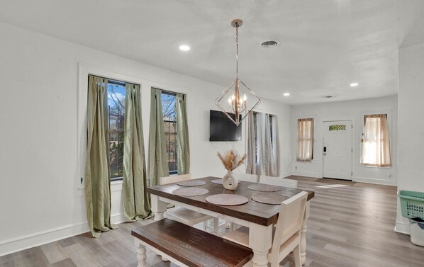 Dining - Down South, Charming 2-bedroom house, Sleeps 8, 2 Full Bathrooms (Shreveport)