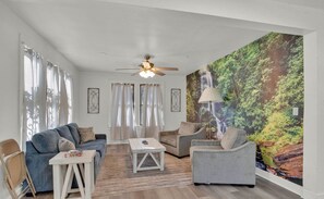 Smart TV - Down South, Charming 2-bedroom house, Sleeps 8, 2 Full Bathrooms (Shreveport)