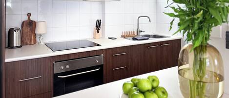 Kühlschrank, Ofen, Herdplatte, Wasserkocher